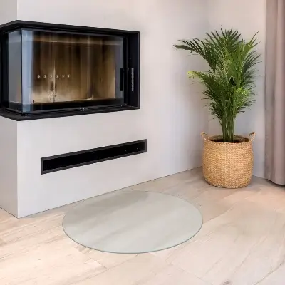 Okrúhle polotransparentné sklo pod krb