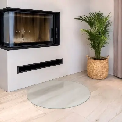 Okrúhle polotransparentné sklo pod krb