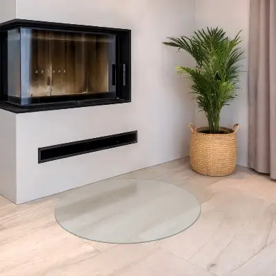Okrúhle polotransparentné sklo pod krb