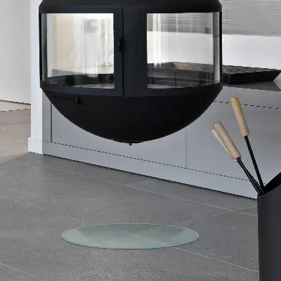 Okrúhle polotransparentné sklo pod krb