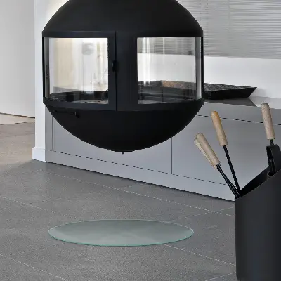 Okrúhle polotransparentné sklo pod krb