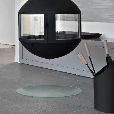 Okrúhle polotransparentné sklo pod krb