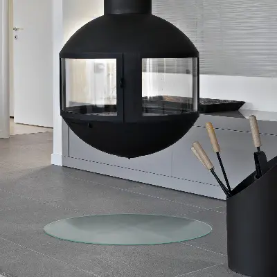 Okrúhle polotransparentné sklo pod krb