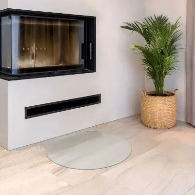 Okrúhle polotransparentné sklo pod krb