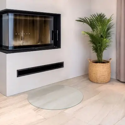 Okrúhle polotransparentné sklo pod krb