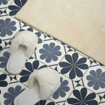 Samolepiaci panel na stenu Kvetinový motív na dlaždici