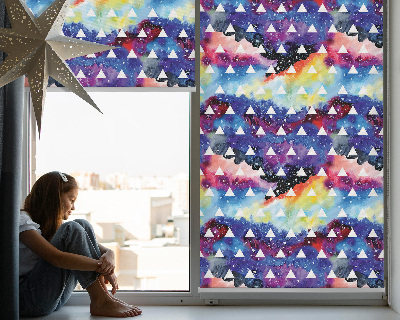 Roleta na okno Biele trojuholníky na farebnom pozadí