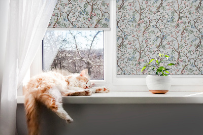 Roleta na okna Kvetinové popínavé nálezy na jasnom pozadí