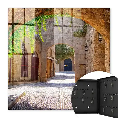 Kamenná ulica s architektúrou a zeleňou