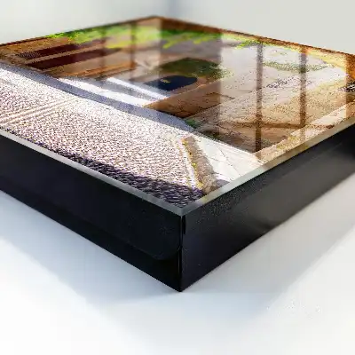 Kamenná ulica s architektúrou a zeleňou