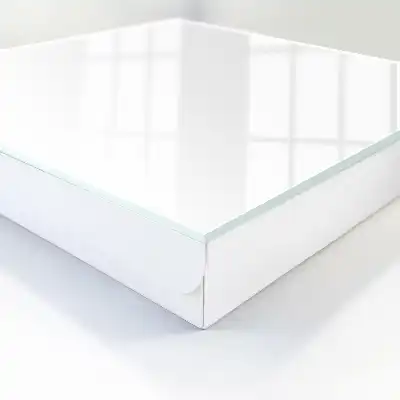 Biela minimalistická biela