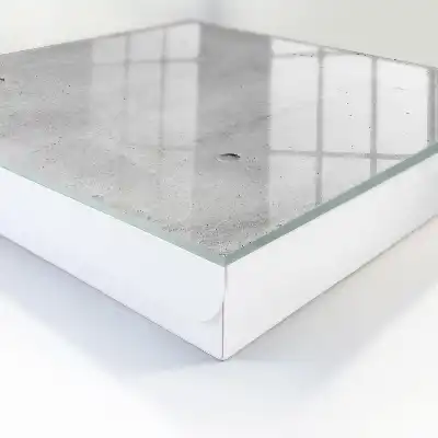 Minimalistické sivé odtiene surového betónu
