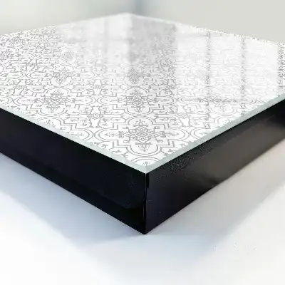Geometrický vzor na bielom pozadí