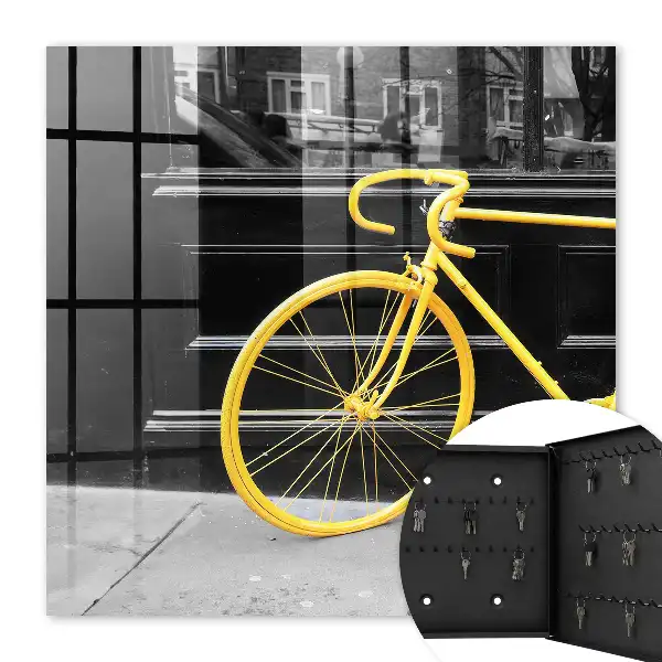 Žltý bicykel na čiernobielom pozadí