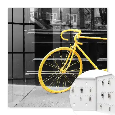 Žltý bicykel na čiernobielom pozadí