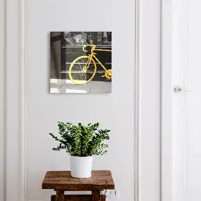 Žltý bicykel na čiernobielom pozadí