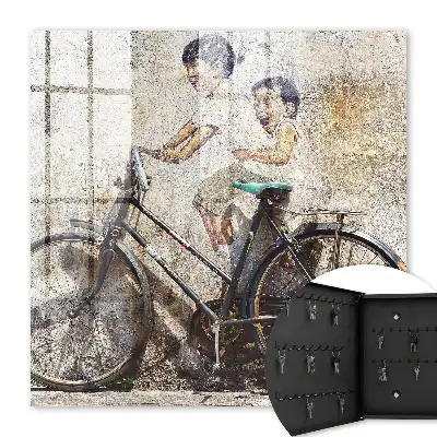 Deti a bicykel na starom múre