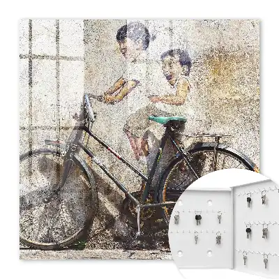 Deti a bicykel na starom múre