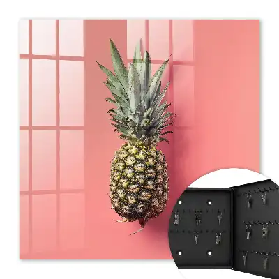 Exotický ananás s ružovým pozadím