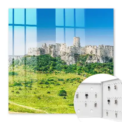 Kamenný hrad s modrou oblohou