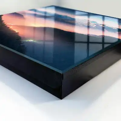 Horská panoráma s mestskými svetlami