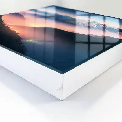 Horská panoráma s mestskými svetlami