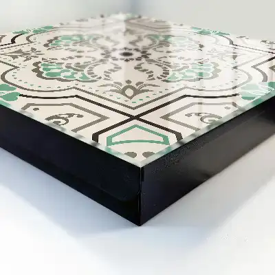 Geometrická dekorácia s rastlinnými akcentmi