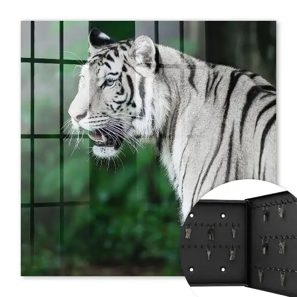 Biely tiger v zelenom prostredí