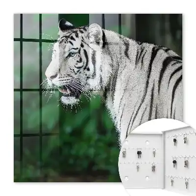 Biely tiger v zelenom prostredí