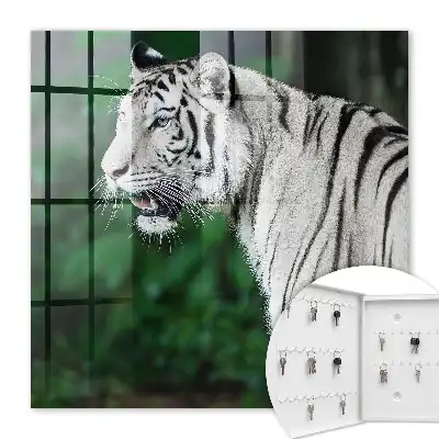 Biely tiger v zelenom prostredí