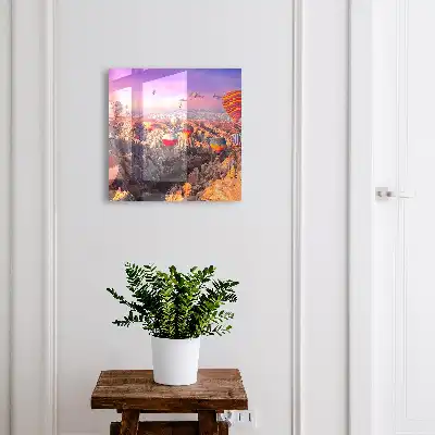 Balóny vo vzduchu nad skalnatým údolím