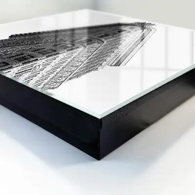 Vysoká architektúra v čiernej a bielej farbe