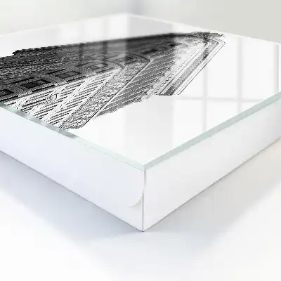 Vysoká architektúra v čiernej a bielej farbe