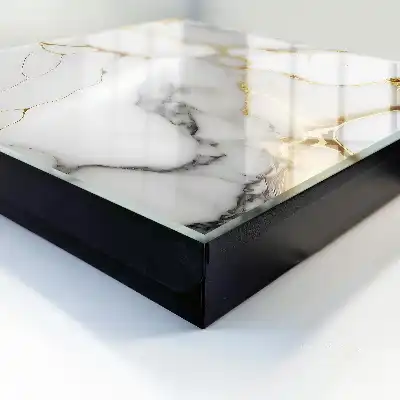 Biele pozadie s - mramorovou eleganciou