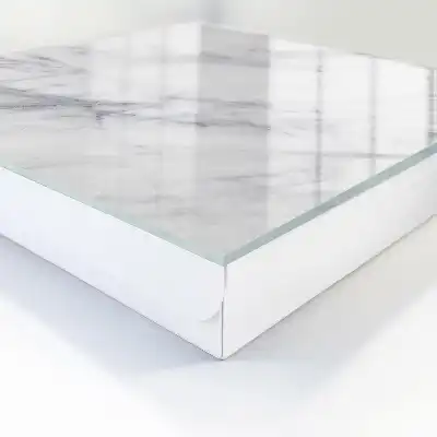 Mramorová elegancia s bielym pozadím
