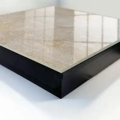 Minerálna elegancia s bielym pozadím