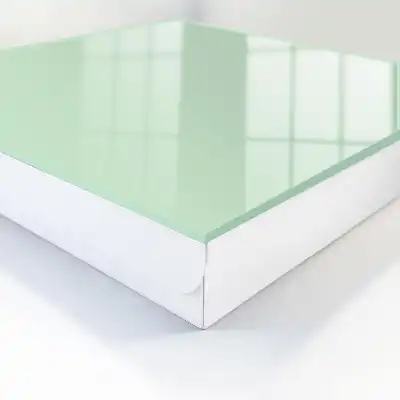 Mätovo zelené šaty v minimalistickom štýle
