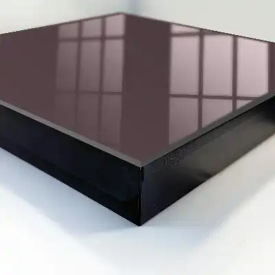Geometrický obraz v minimalistickom sivom prevedení