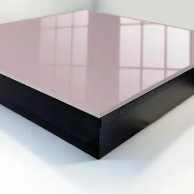 Pastelovo fialová jemná minimalistická dekorácia