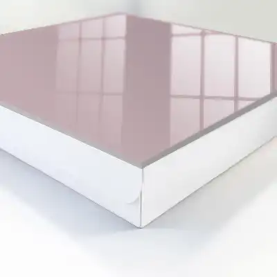 Pastelovo fialová jemná minimalistická dekorácia