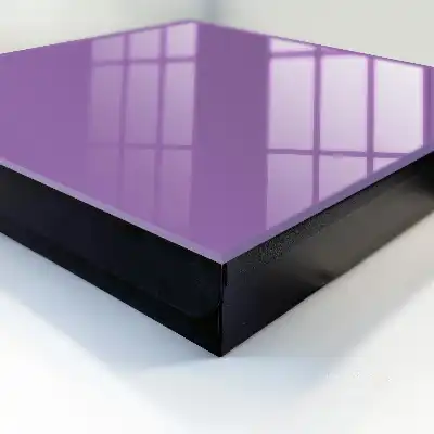 Minimalistický fialový dizajn