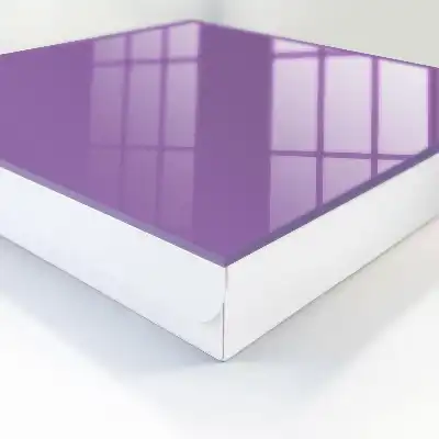 Minimalistický fialový dizajn