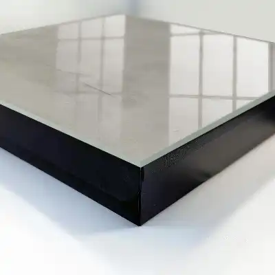 Sivá tapeta s minimalistickou textúrou