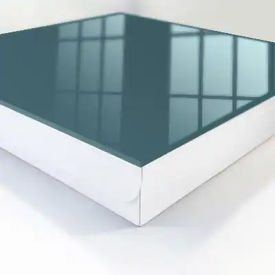 Moderná elegantná dekorácia v tlmenej tyrkysovej farbe
