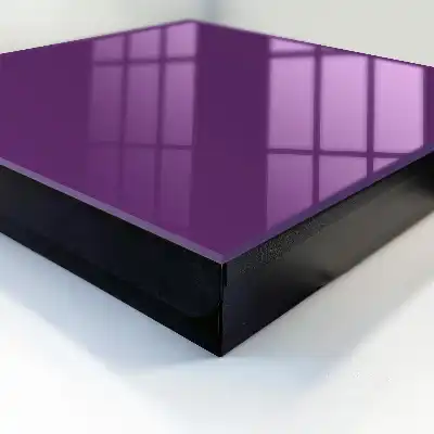 Silná fialová minimalistická moderná lampa