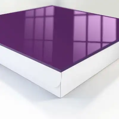 Silná fialová minimalistická moderná lampa