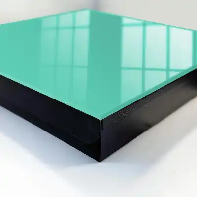 Elegantné minimalistické šaty v mätovej farbe