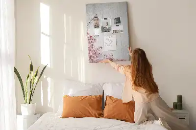 Nástenka s kvetinovým vzorom na dreve