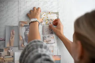 Nástenka s kvetinovým vzorom na dreve