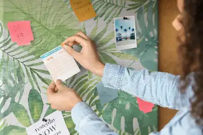 Nástenka s motívom akvarelových lesných listov